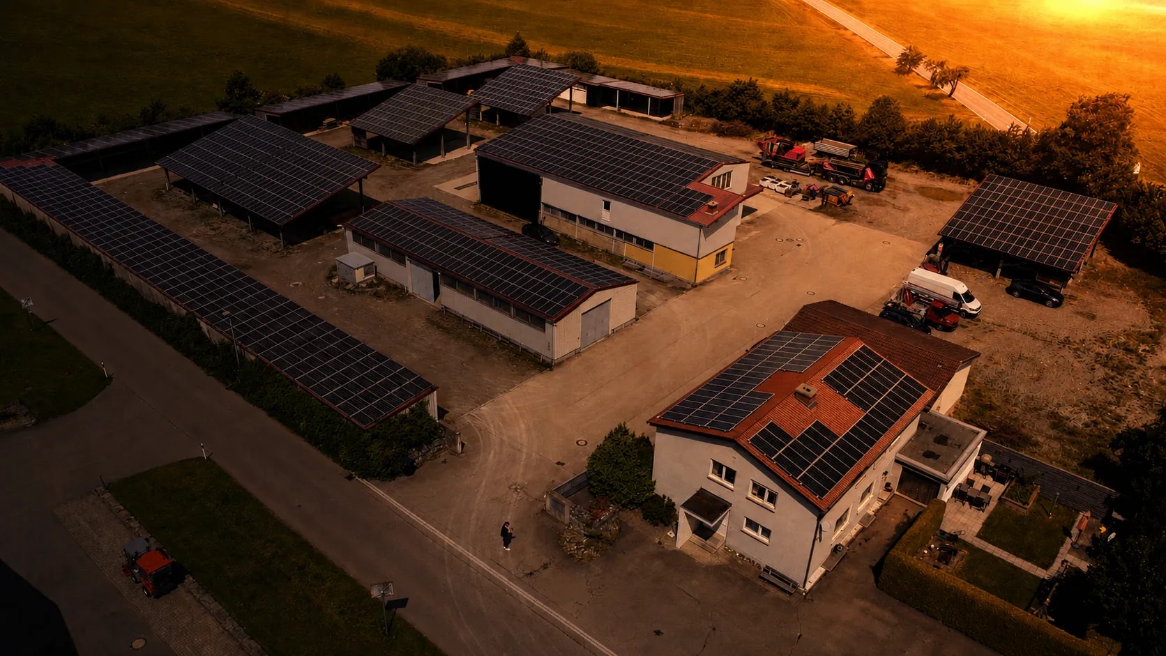Luftaufnahme des SüdEnergie-Betriebsgeländes in Leutkirch im Allgäu mit Photovoltaikanlagen auf Dächern und Carports
