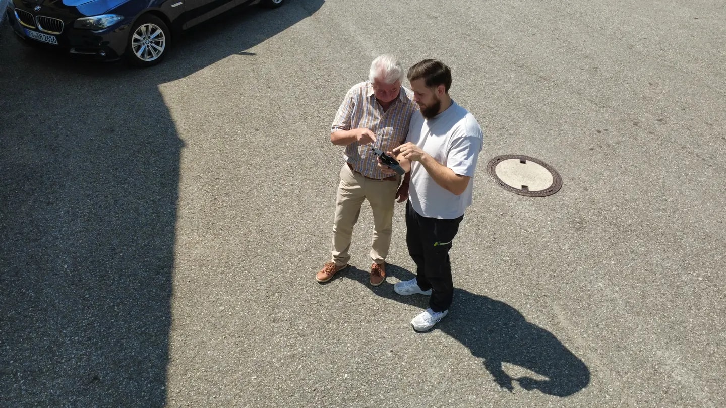 SüdEnergie-Mitarbeiter bespricht die Planung mit einem Kunden vor Ort