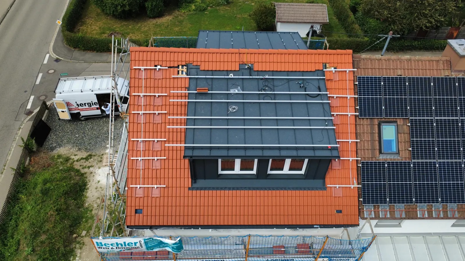Dachsanierung und Photovoltaikmontage durch SüdEnergie aus der Luft