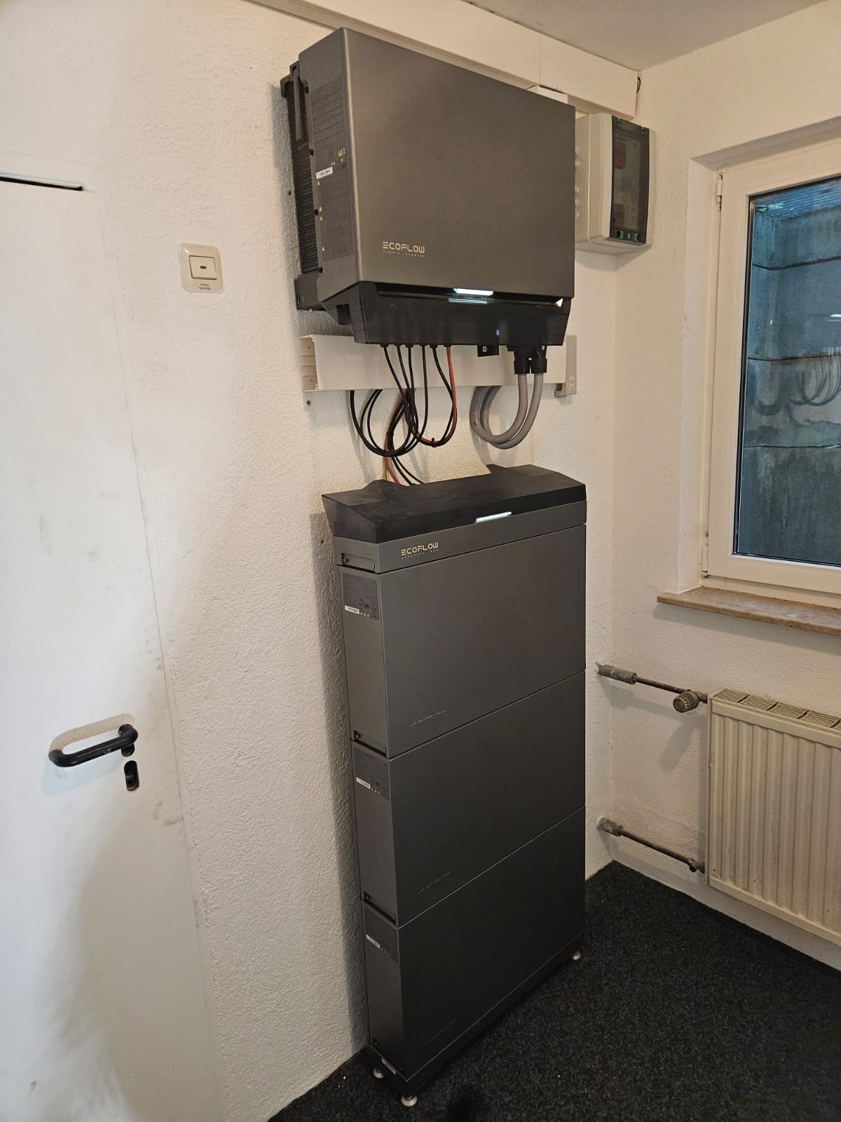 Installierter EcoFlow-Wechselrichter mit Batteriespeicher