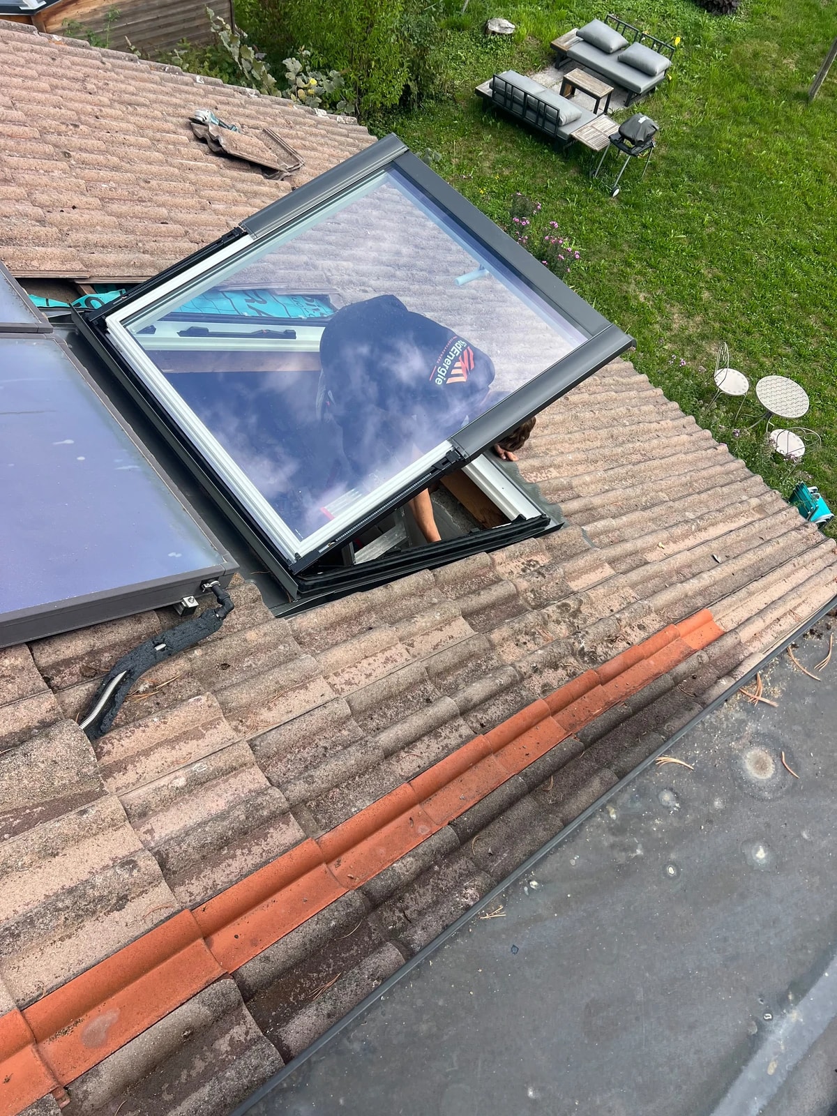 Michael Vehlow bei Arbeiten an einem Dachfenster auf dem Steildach.
