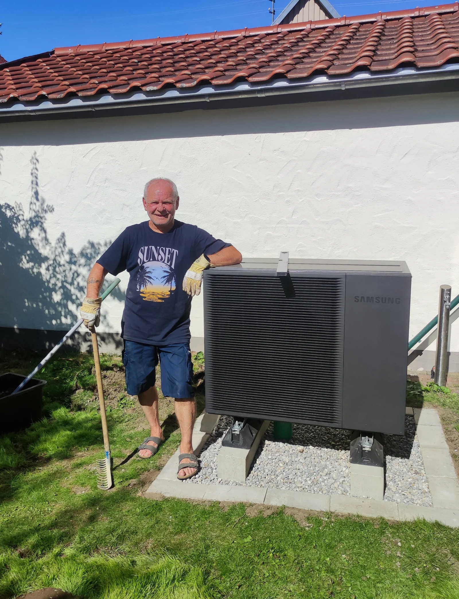 Kunde neben einer Wärmepumpe in Wolfertschwenden